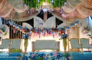 Pelaminan dengan plafon kain dan rangkaian bunga biru